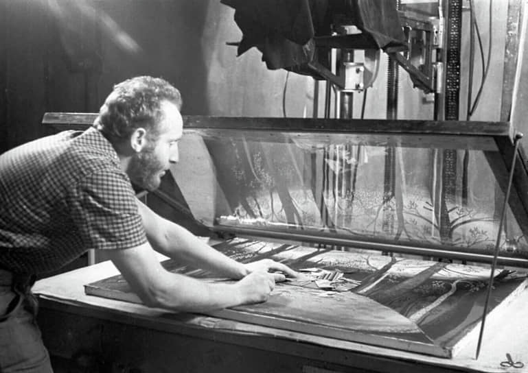 Режиссер мультипликационного кино и художник-мультипликатор Юрий Норштейн за работой. Создатель мультфильмов «Лиса и заяц» (1973), «Цапля и журавль» (1974), «Ежик в тумане» (1975), «Сказка сказок» (1979)