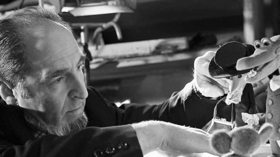 Режиссер-мультипликатор Леонид Шварцман. На киностудии «Союзмультфильм» работал с 1948 года. Автор визуального образа Чебурашки для мультфильма Романа Качанова «Крокодил Гена» (1969)
