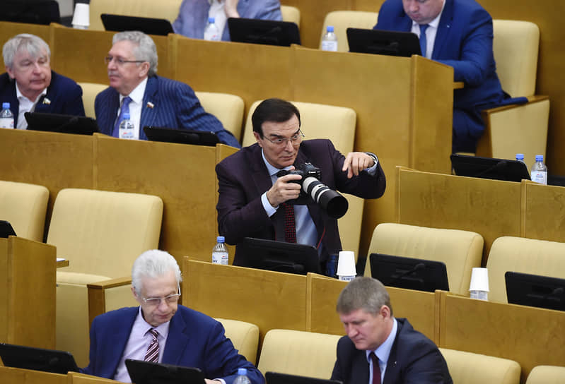 Член комитета по экономической политике, промышленности, инновационному развитию и предпринимательству Александр Максимов (в центре), 2018 год 