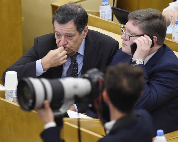 Председатель комитета по бюджету и налогам Андрей Макаров (слева) и член комитета по бюджету и налогам Андрей Исаев, 2018 год