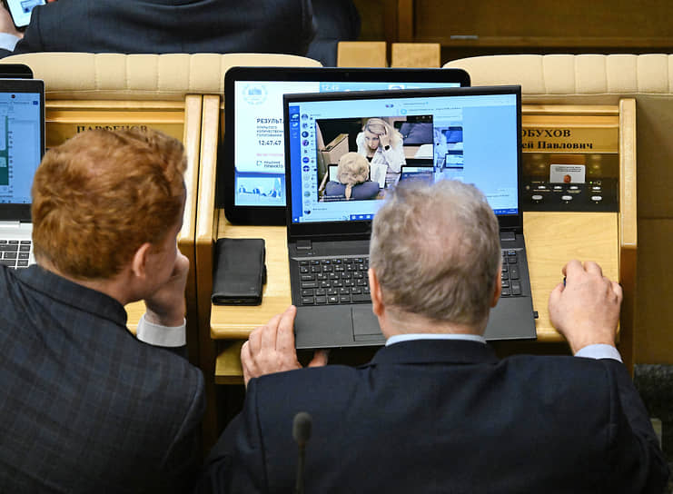 Член комитета по бюджету и налогам Денис Парфенов (слева) и зампред комитета по развитию гражданского общества, вопросам общественных и религиозных объединений Сергей Обухов, 2025 год