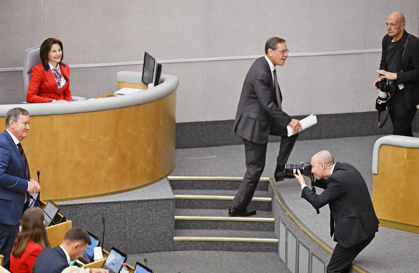 Первый зампред комитета по аграрным вопросам Олег Нилов (слева) и первый зампред Госдумы Александр Жуков (в центре), 2025 год