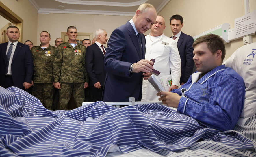 Президент России Владимир Путин (в центре) и начальник Центрального военного клинического госпиталя имени П.В.Мандрыка Министерства обороны России Павел Крайнюков (второй справа)