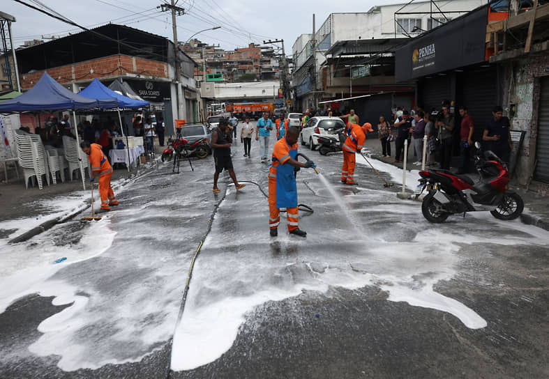 Рабочие очищают улицы на следующий день после операции силовиков