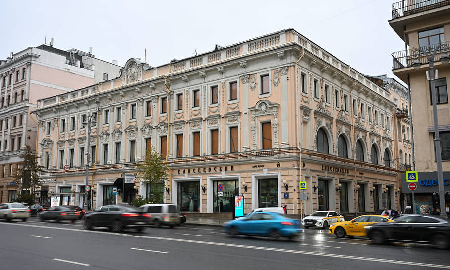 Богатые витрины магазинов МСПО, один из которых находился в этом здании, снились лирическому герою одного из стихотворений Багрицкого