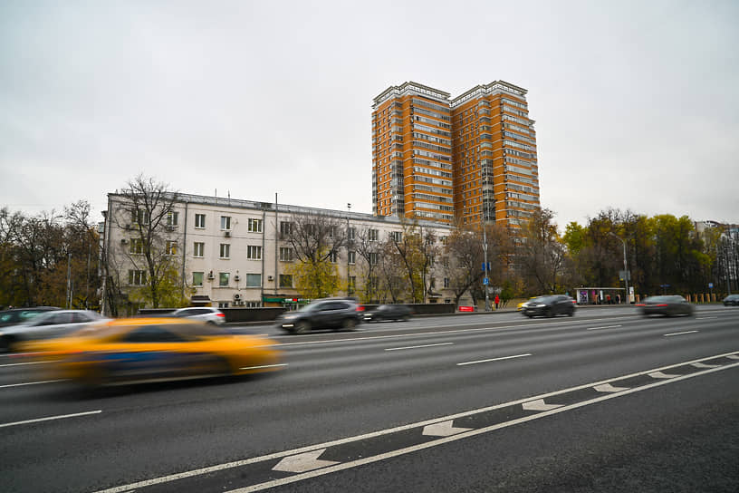 Гремя по ухабам, на приступ Москвы
Идет покоритель — автобус.
(Эдуард Багрицкий, «Можайское шоссе»)
На Можайском шоссе была остановка автобуса, с которой поэт отправлялся в столицу