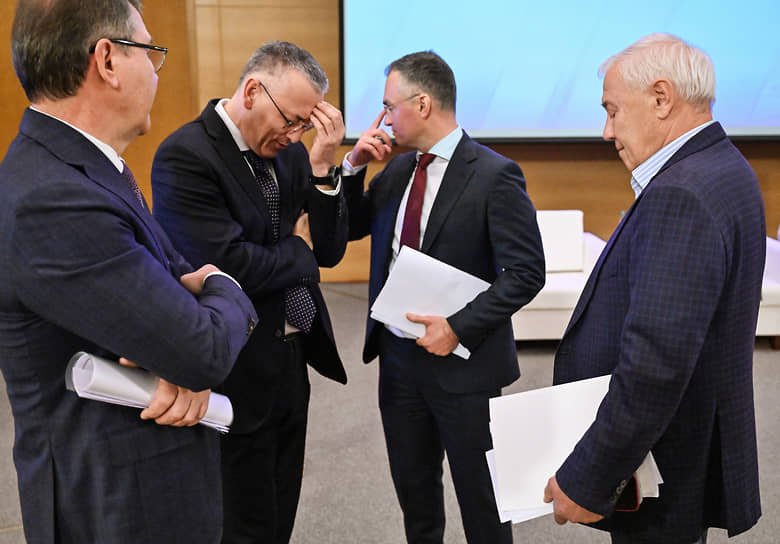 Справа налево: депутат Анатолий Аксаков, замминистра финансов Иван Чебесков, зампред ЦБ Филипп Габуния и президент Всероссийского союза страховщиков  Евгений Уфимцев перед началом парламентских слушаний комитета по финансовому рынку