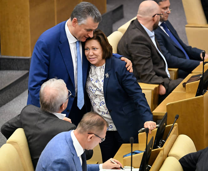 Руководитель фракции ЛДПР Леонид Слуцкий (слева), депутаты Вячеслав Фетисов (второй слева) и Ирина Роднина