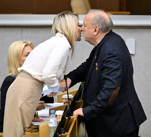 Слева направо: депутаты Ольга Тимофеева, Яна Лантратова и Владимир Шаманов