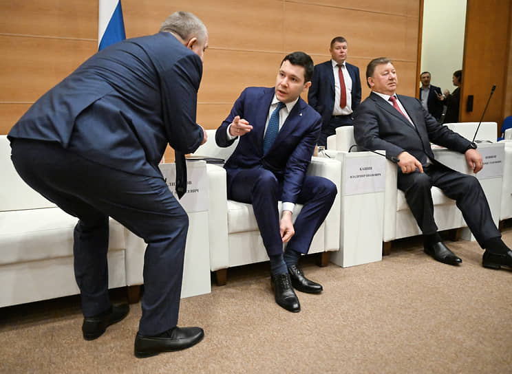Слева направо: первый зампред комитета по труду, социальной политике и делам ветеранов Николай Коломейцев, министр промышленности и торговли Антон Алиханов и председатель комитета по аграрным вопросам Владимир Кашин 