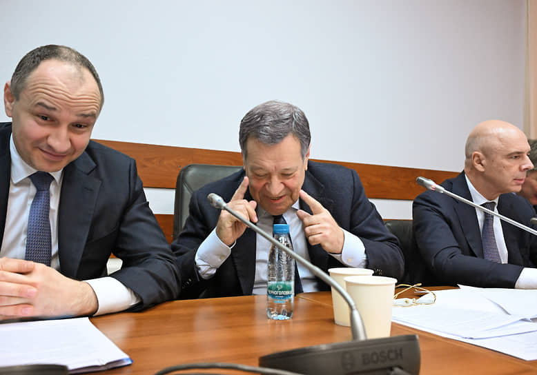 Слева направо: председатель Счетной палаты Борис Ковальчук, председатель комитета Госдумы по бюджету и налогам Андрей Макаров и министр финансов Антон Силуанов во время заседания по бюджету и налогам