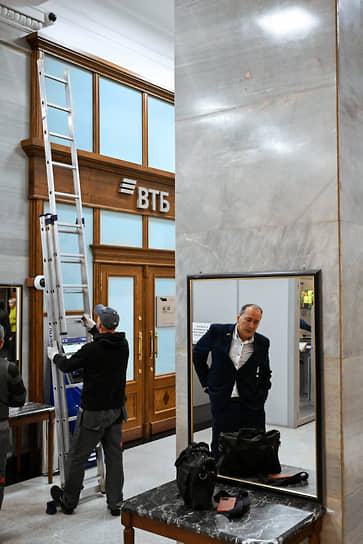 Рабочие со стремянкой перед началом заседания Госдумы