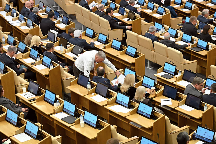 Депутаты во время заседания