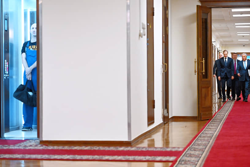 Председатель Госдумы Вячеслав Володин (справа) и первый зампреда правительства Денис Мантуров (третий справа) 