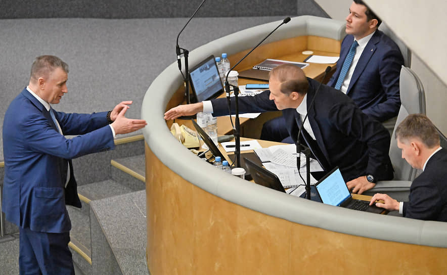 Слева направо: руководитель фракции ЛДПР Леонид Слуцкий, первый зампред правительства Денис Мантуров, министр промышленности и торговли Антон Алиханов и министр экономического развития Максим Решетников