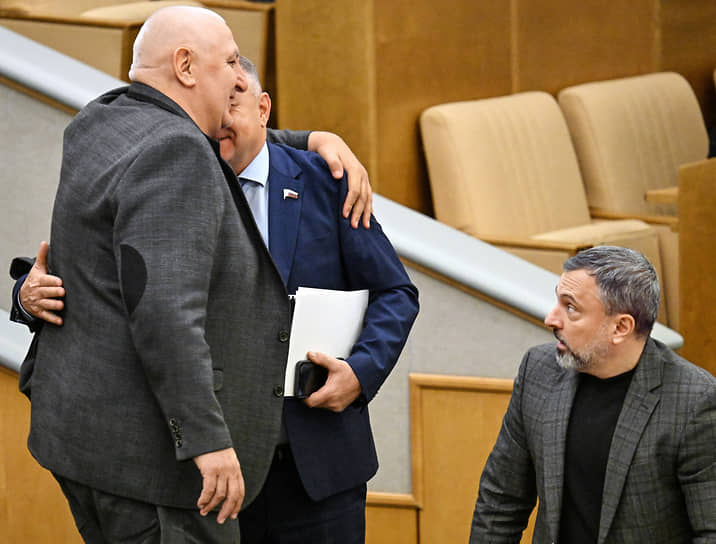 Слева направо: депутаты Мурат Хасанов, Иван Демченко и  Дмитрий Лоцманов