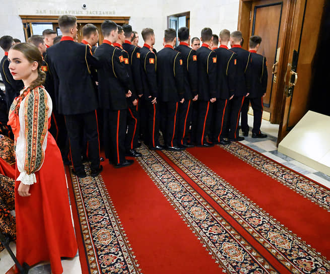 Учащиеся Московского военно-музыкального училища и артисты фольклорного ансамбля перед началом мероприятия, посвященного Дню отца