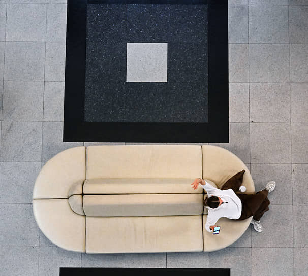 Девушка на диване в холле Госдумы