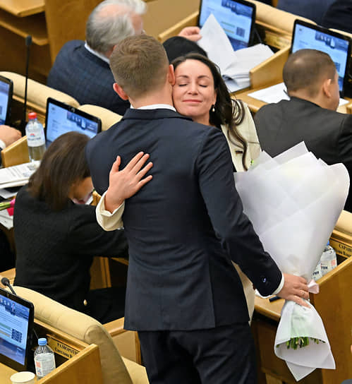 Депутат Юлия Саранова (в центре) 