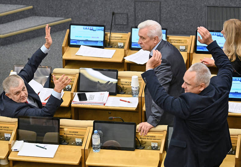 Слева направо: депутаты Николай Коломейцев (слева) и Сергей Осадчий (в центре)