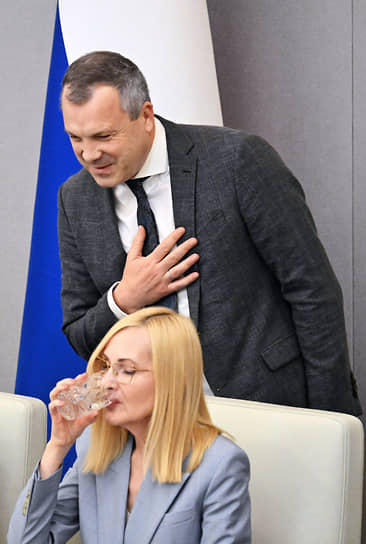 Зампред Госдумы Ирина Яровая и зампред комитета по информационной политике, информационным технологиям и связи Евгений Попов