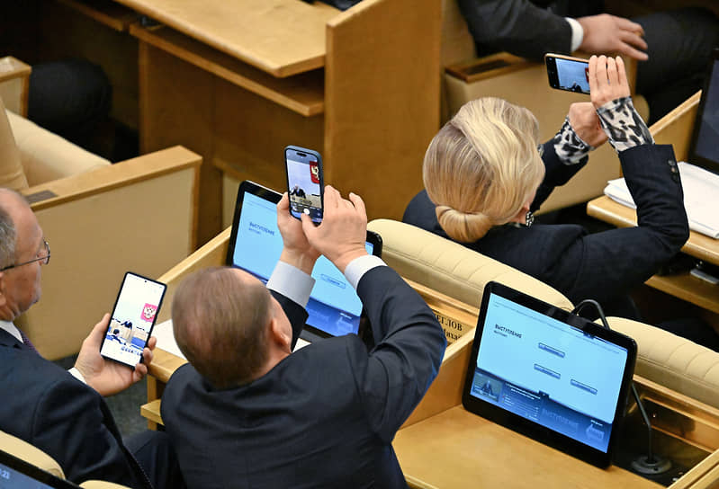 Депутаты во время заседания