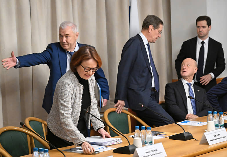 Слева направо: председатель комитета по финансовому рынку Анатолий Аксаков, председатель Центробанка Эльвира Набиуллина, депутаты Александр Жуков и Александр Бабаков перед началом заседания комитетов Госдумы по рассмотрению основных направлений денежно-кредитной политики на 2026-2028 годы