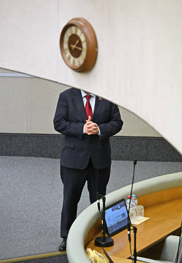 Депутат Госдумы во время пленарного заседания