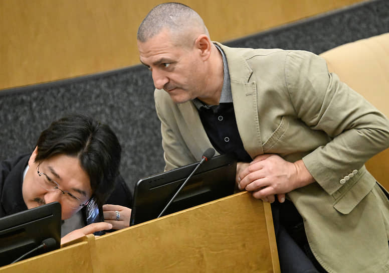 Депутаты Бадма Башанкаев (слева) и Александр Ильтяков