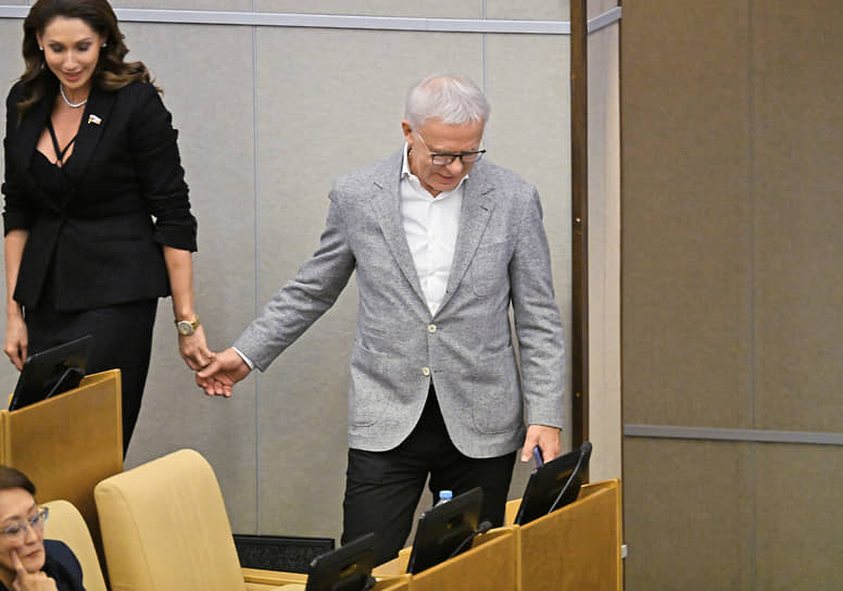 Депутаты Роза Чемерис и Вячеслав Фетисов