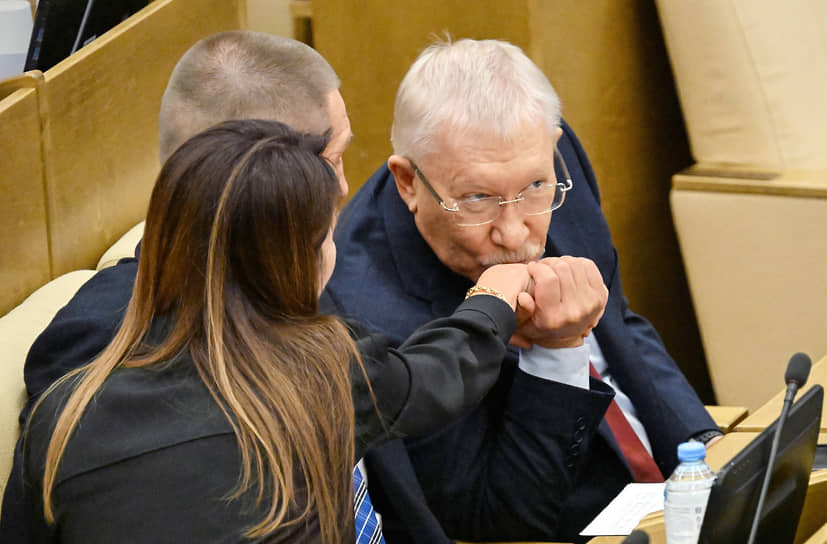 Председатель комитета по контролю Олег Морозов (справа)  