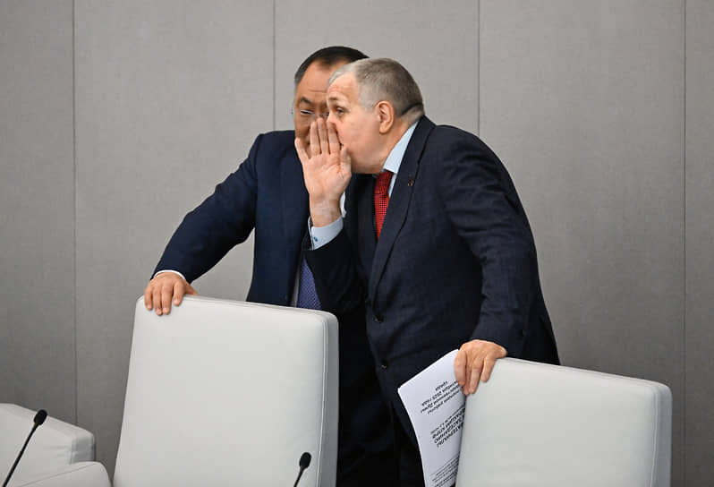 Зампред Госдумы Шолбан Кара-оол (слева) и первый зампред комитета по труду, социальной политике и делам ветеранов Николай Коломейцев