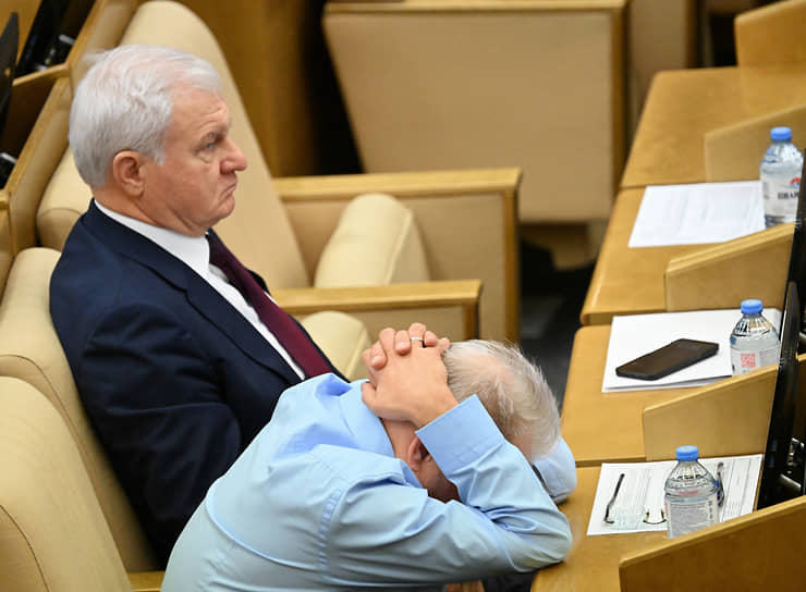 Первый зампред комитета по аграрным вопросам Владимир Плотников (слева) и член комитета по охране здоровья Андрей Горохов