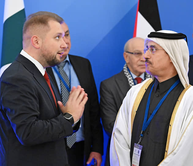 Член комитета по финансовым и экономическим вопросам консультативного совета Катара Ахмад бин Хитми Аль-Хитми (справа) и зампред Госдумы Борис Чернышов (слева) перед началом заседания постоянного комитета Азиатской парламентской Ассамблеи по культуре и социальным вопросам