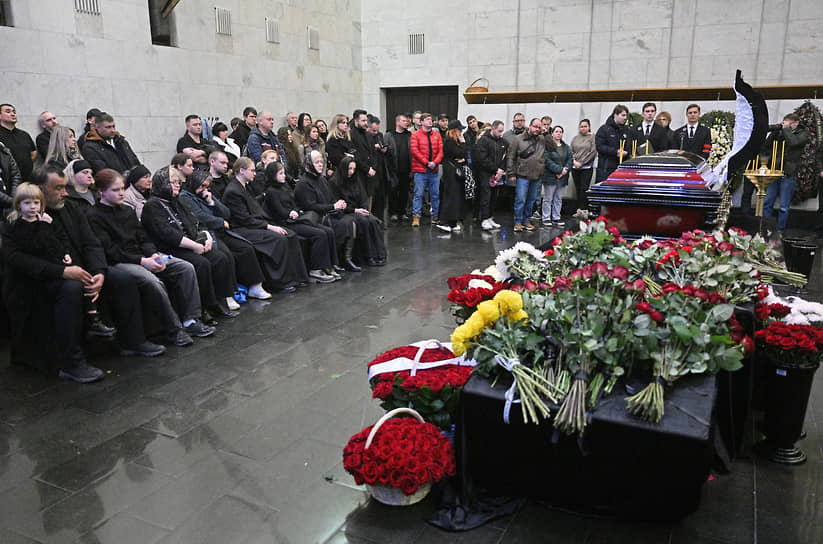 Церемония прощания с актером Романом Поповым