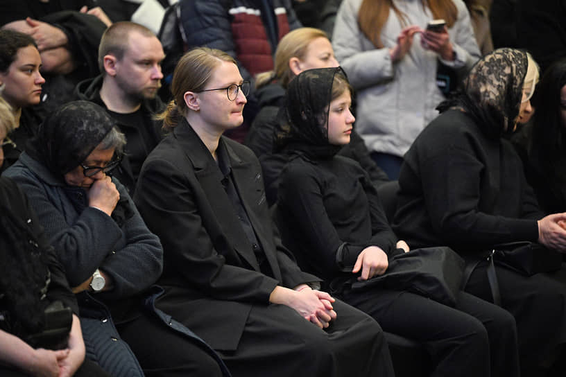 Вдова актера Романа Попова Юлия с дочерью Лизой и матерью Светланой 