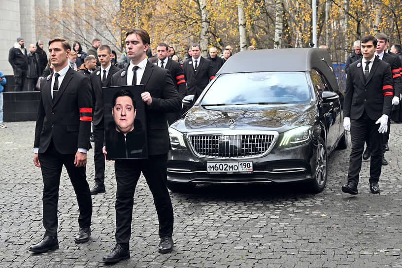 Участники церемонии прощания с актером Романом Поповым