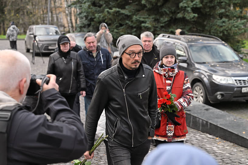 Актер дубляжа Иван Калинин (в центре) 