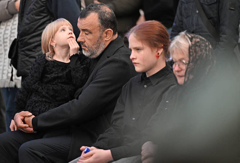 Младшая дочь Романа Попова Марта (справа)