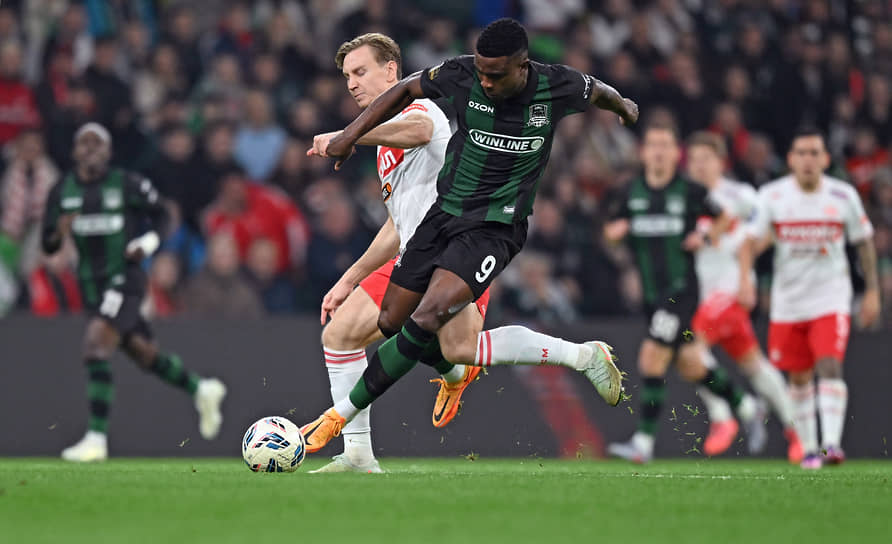 Игрок «Краснодара» Джон Кордоба (справа)