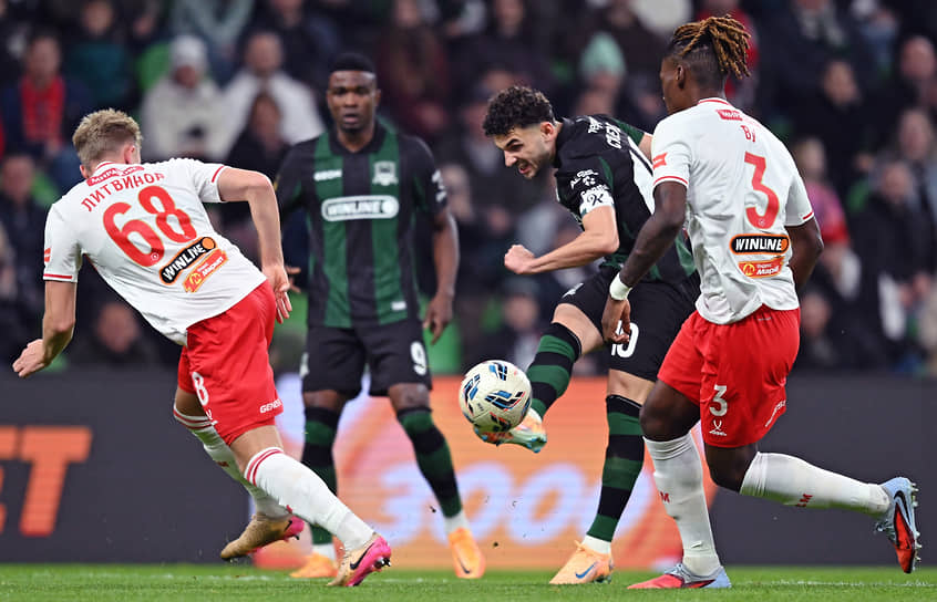 Игрок «Краснодара»  Эдуард Сперцян (второй справа)