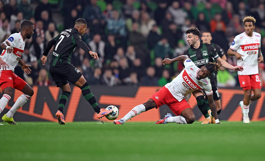 Игрок «Краснодара» Виктор Са (второй слева) и футболист «Спартака» Кристофер Ву (второй справа)