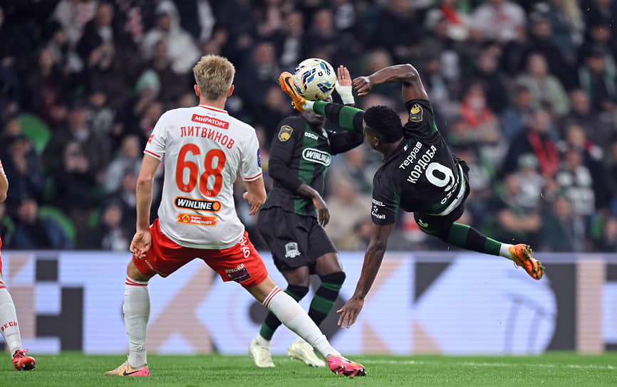 Джон Кордоба (справа) и игрок «Спартака» Руслан Литвинов (слева)