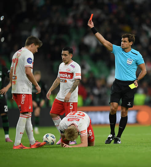 Судья Кирилл Левников показывает красную карточку 