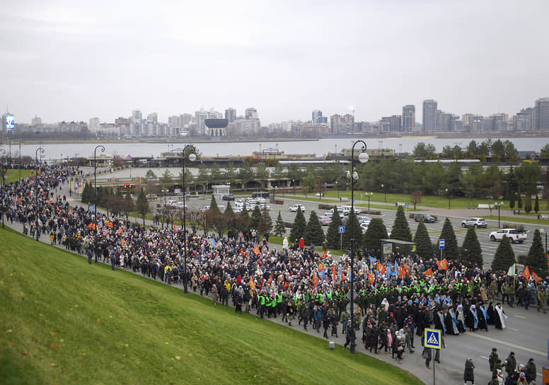 Участники крестного хода в Казани