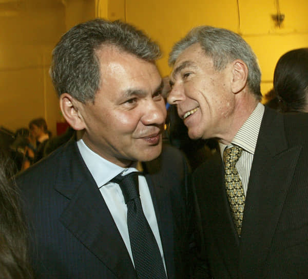 В 1995 году Юрий Николаев стал соучредителем первого российского мужского журнала «Медведь»&lt;br>
На фото: с главой МЧС Сергеем Шойгу (слева), 2004 год