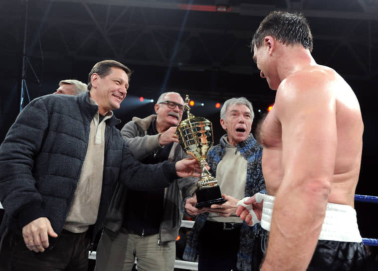 Слева направо: первый вице-спикер Госдумы Александр Жуков, режиссер Никита Михалков, телеведущий Юрий Николаев и боксер Олег Маскаев на церемонии награждения после поединка россиянина с ямайским боксером Оуэном Беком, 2012 год