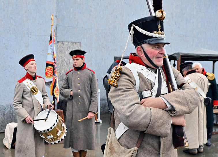 Участники исторической реконструкции времен Отечественной войны 1812 года на территории кинопарка «Москино» 