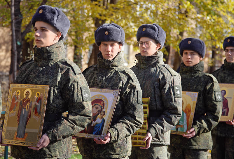 Военнослужащие во время крестного хода в Волжском