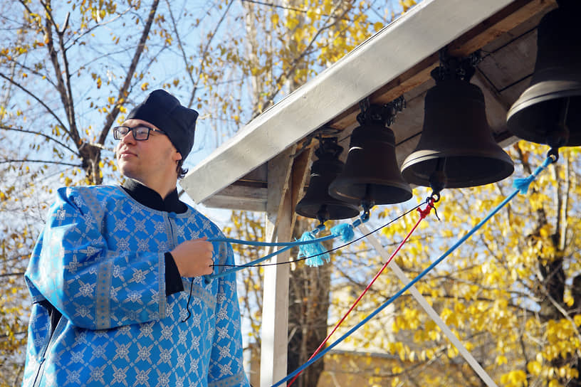 Звонарь во время крестного хода в Волжском